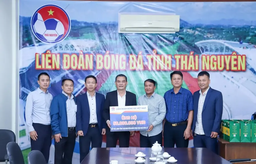 Lãnh đạo VFF thăm, động viên và trao quà hỗ trợ LĐBĐ Thái Nguyên