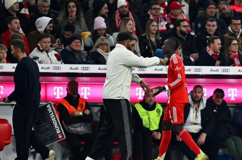 HLV Kompany bênh vực Nicolas Jackson trước sóng gió dư luận