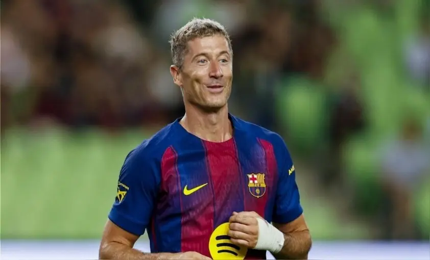 Lewandowski qua mặt Neymar, sắp sửa gia nhập huyền thoại Barca