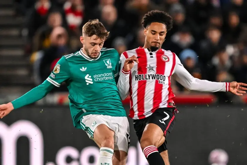 HLV Arne Slot khen ngợi ‘truyền nhân Trent Arnold’, không phải Salah