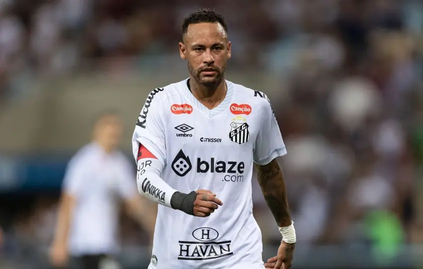 “Choáng: Neymar bị trọng tài dọa ngay trên sân”