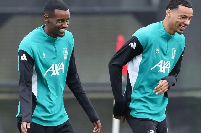 Arne Slot làm sao Liverpool ‘nóng mặt’ trước trận đại chiến Man City