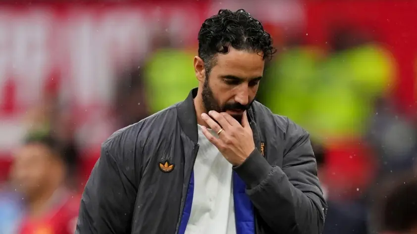 Hậu vệ Man United bất ngờ hành động ‘lạ’ với HLV Ruben Amorim