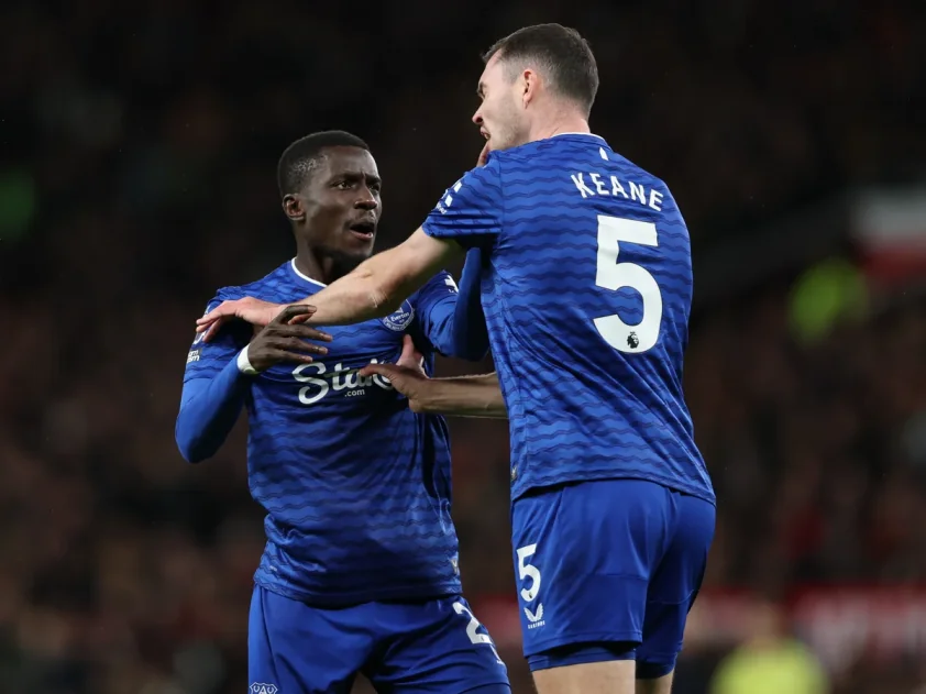 Gueye phải trả giá đắt vì cú tát đồng đội trước trận gặp MU