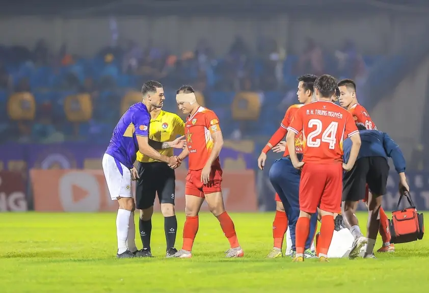 Va chạm mạnh với Hoàng Hên, Trọng Hoàng suýt rách tai