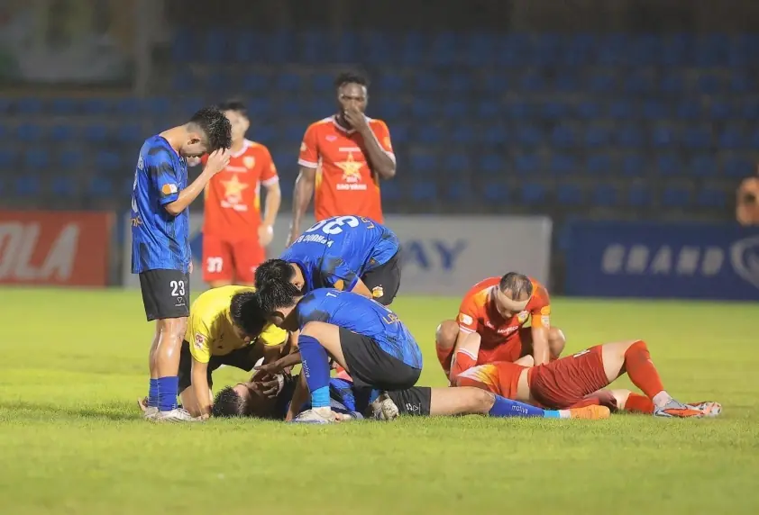 Cầu thủ bất ngờ co giật trong giải hạng 3 Việt Nam
