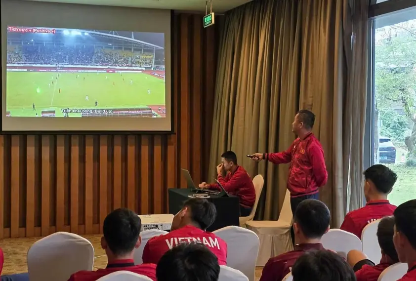 HLV Đinh Hồng Vinh chỉ đạo U22 Việt Nam trước trận gặp Uzbekistan