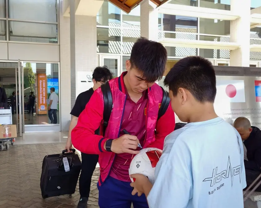 HLV Kim Sang Sik cho ĐT Việt Nam nghỉ ngơi khi vừa tới Lào