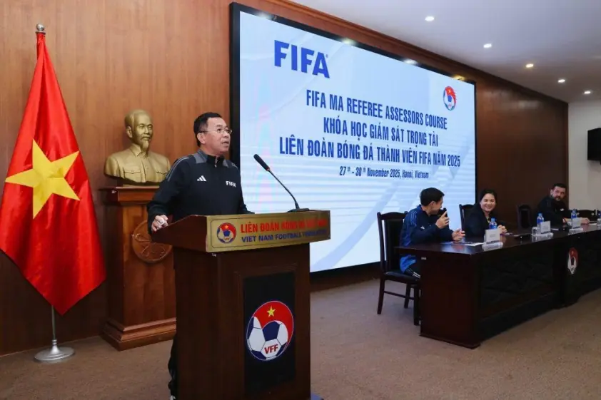 Trọng tài Việt Nam hoàn tất khóa học với giảng viên FIFA
