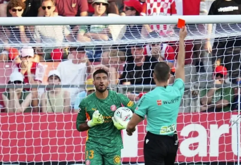 Thủ môn sốt 38 độ vẫn phải ra sân vì đồng đội bỏ thi đấu