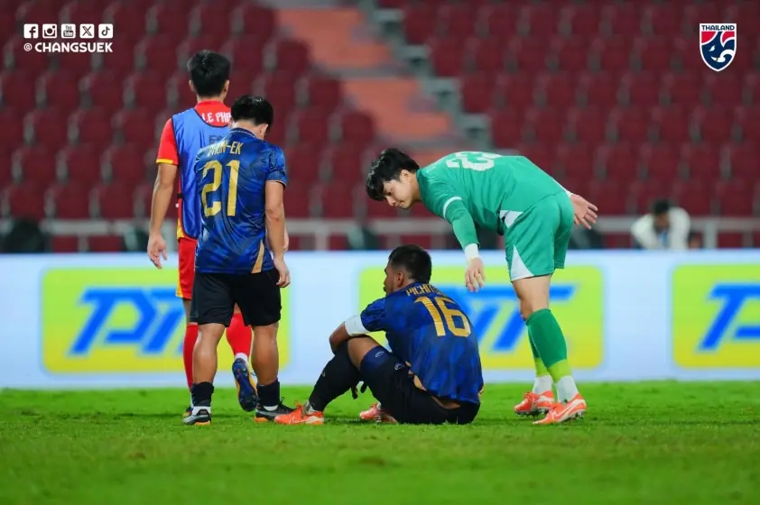 Sau thất bại trước Việt Nam, bóng đá Thái Lan lại đón nhận cú sốc mới