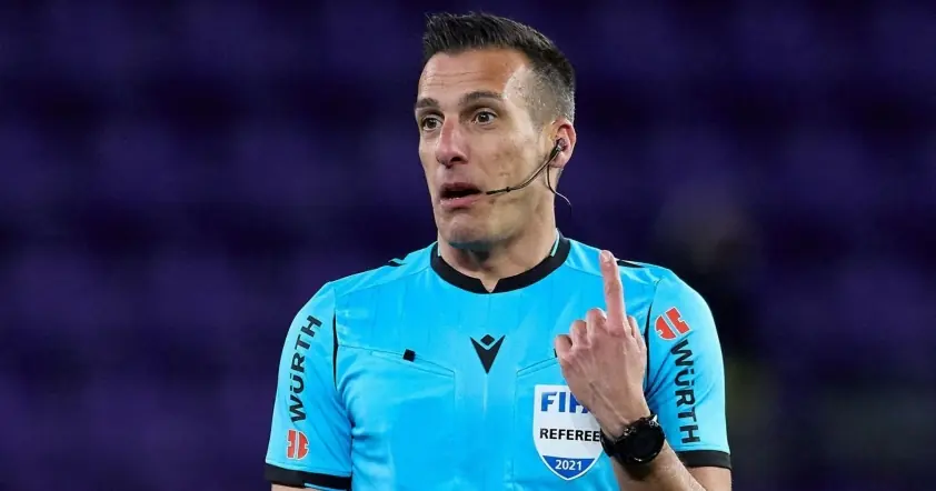 Ronaldo nhận thẻ đỏ, trọng tài bị cấm cầm còi gần hai năm