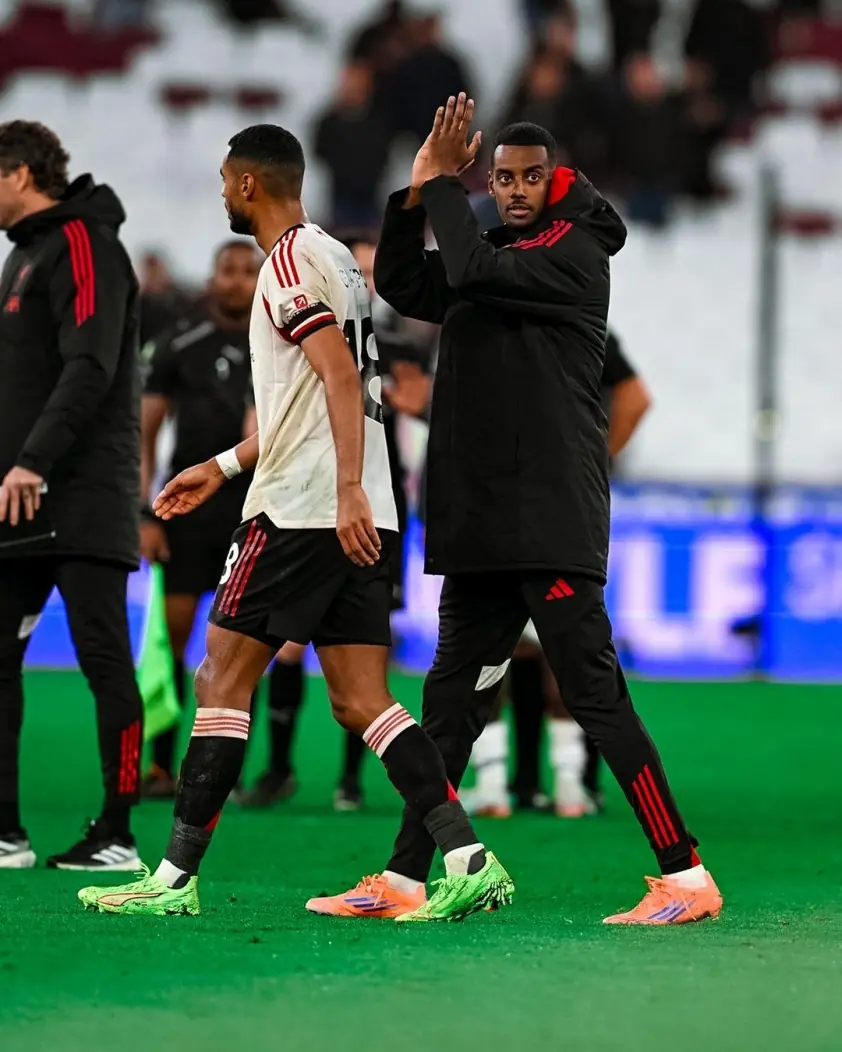 Isak ghi bàn thắng đầu tiên ở Ngoại hạng Anh