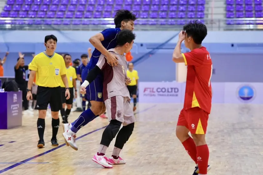 Nóng: Trọng tài gây tranh cãi, Việt Nam thất bại đáng tiếc trước Thái Lan