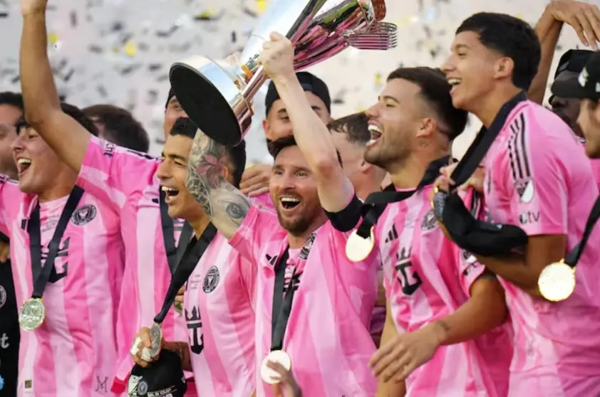 Thomas Müller thể hiện sự thất vọng sau thất bại trước Messi