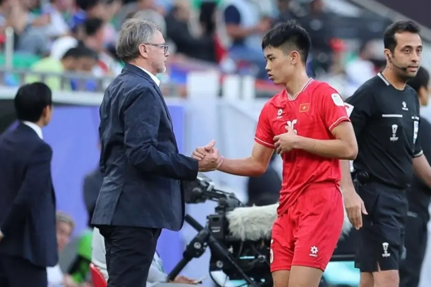 HLV Troussier bất ngờ gửi thông điệp ý nghĩa đến Đình Bắc