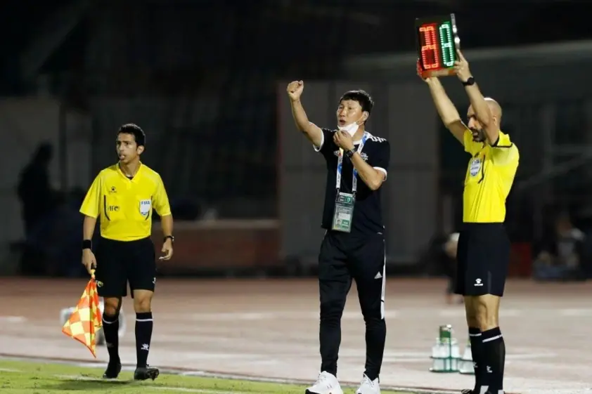 HLV Kim Sang Sik từng chạm trán những huyền thoại bóng đá thế giới