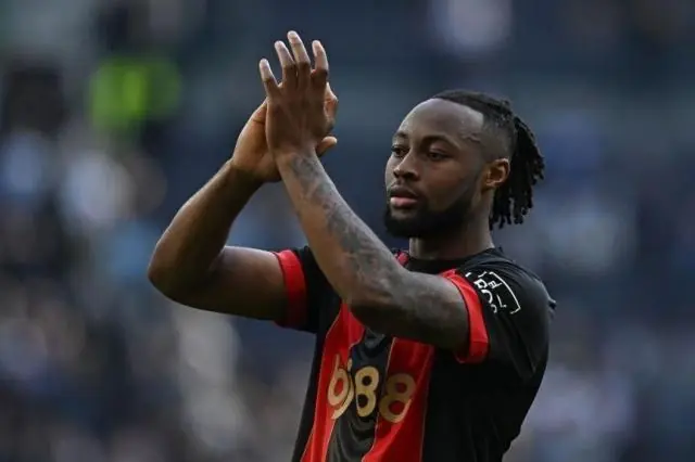 Chuyển nhượng MU 25/12: Quỷ đỏ ưu tiên tiền vệ, suất Semenyo khó khăn