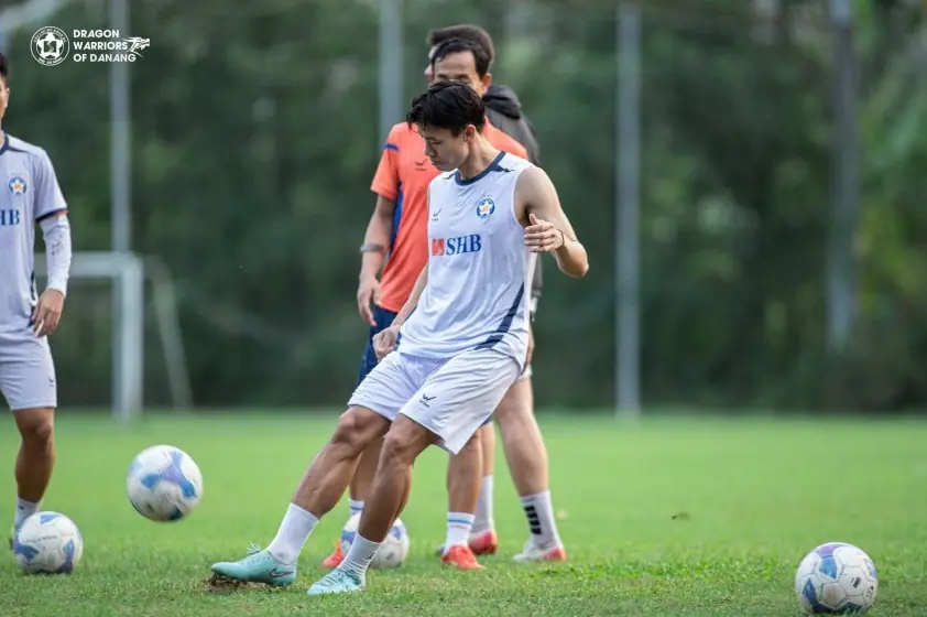 Trung vệ hàng đầu Việt Nam chia sẻ về đội bóng cũ của mình