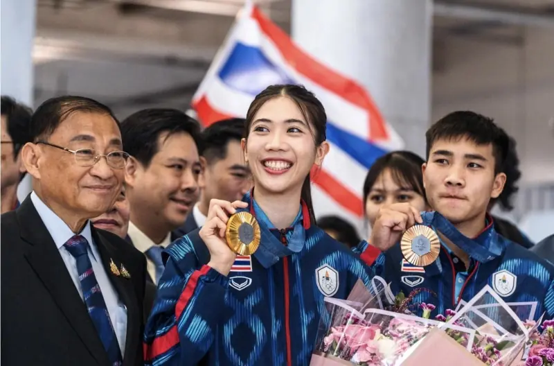 Real chia tay Alonso, bổ nhiệm chiến lược gia tài năng mới