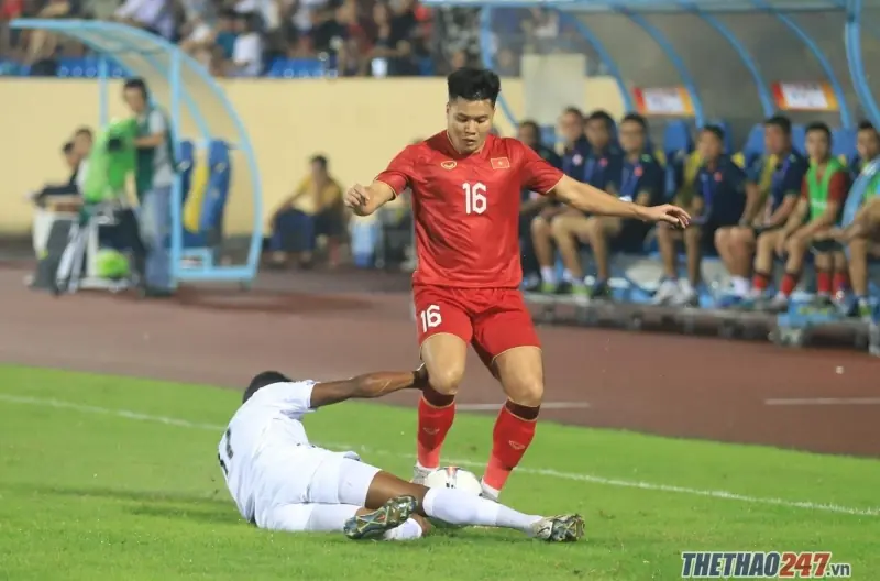 “Hậu vệ phải số 1 ĐT Việt Nam gây sốt với thương vụ bom tấn”