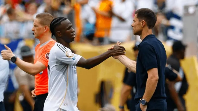 vinicius junior y xabi alonso10 693e1897366d2