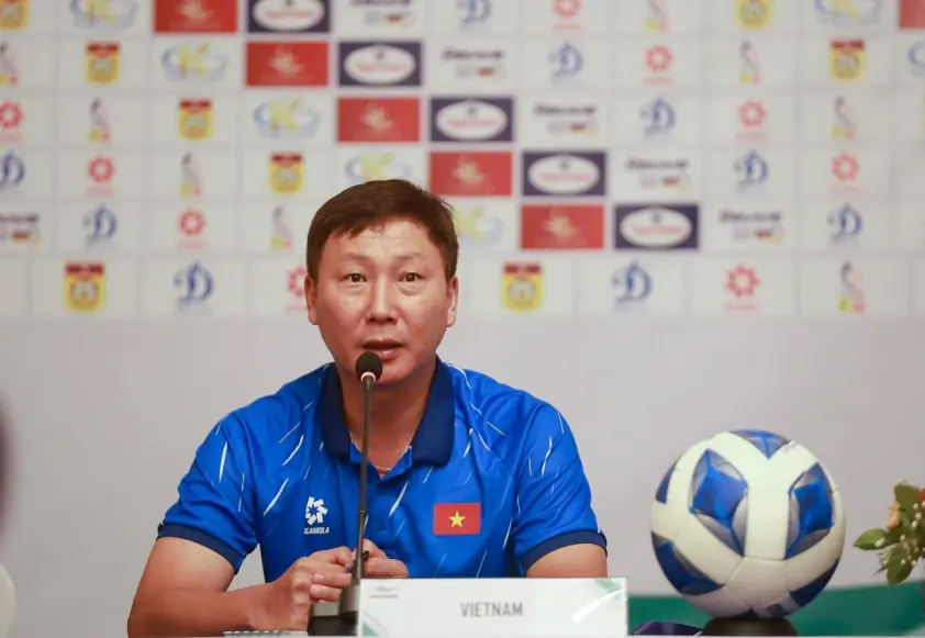 HLV Kim Sang Sik nói gì về việc gia hạn hợp đồng với VFF?