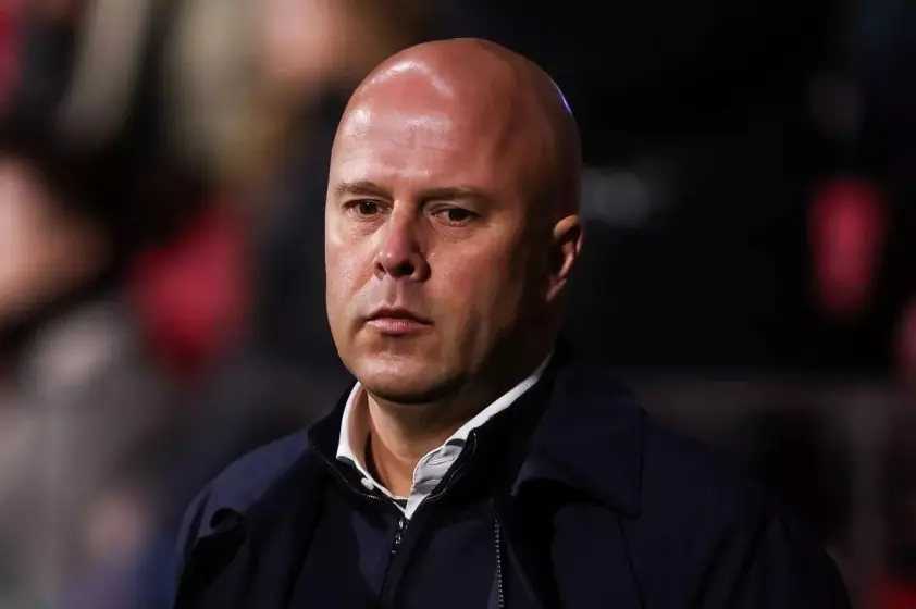 Arne Slot bày tỏ thất vọng về trọng tài sau trận hòa với Leeds