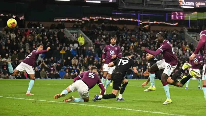 Burnley hòa Tottenham, hành trình trụ hạng vẫn gian nan