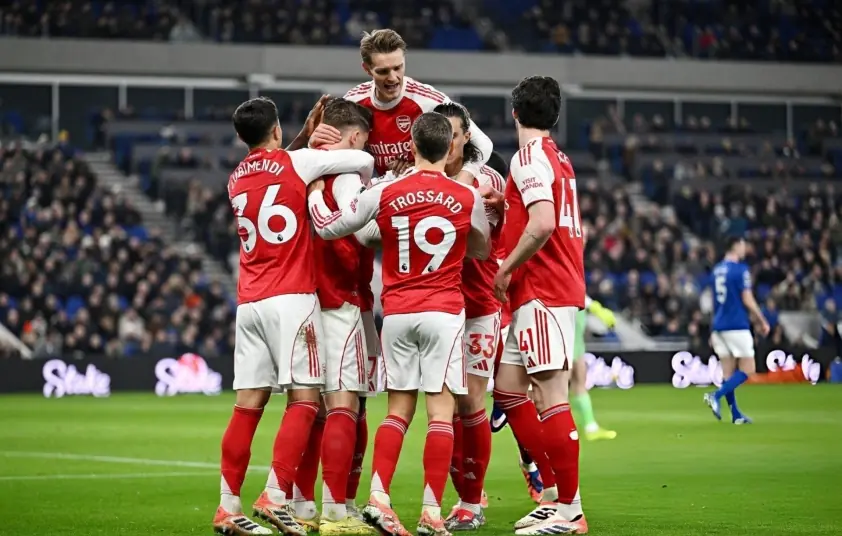 Arsenal hưởng lợi lớn từ sai lầm của VAR