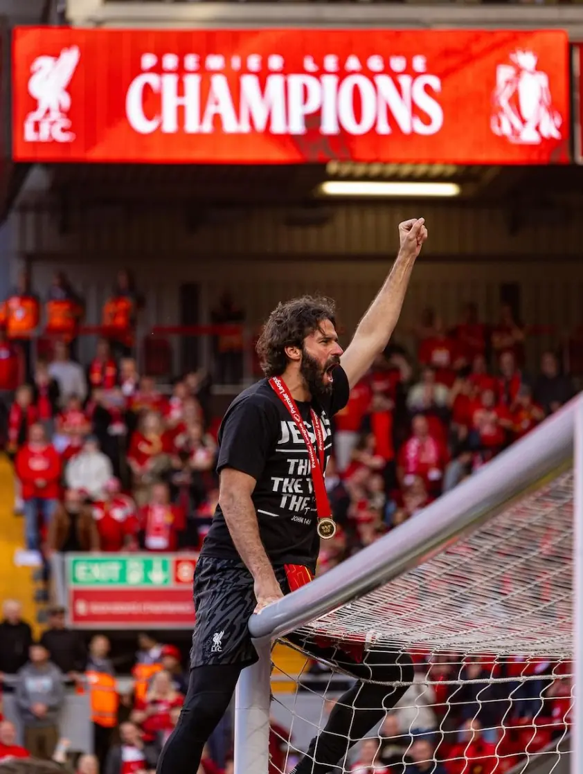 “Người Nhện lập kỷ lục 100 trận giữ sạch lưới ở Ngoại hạng Anh”