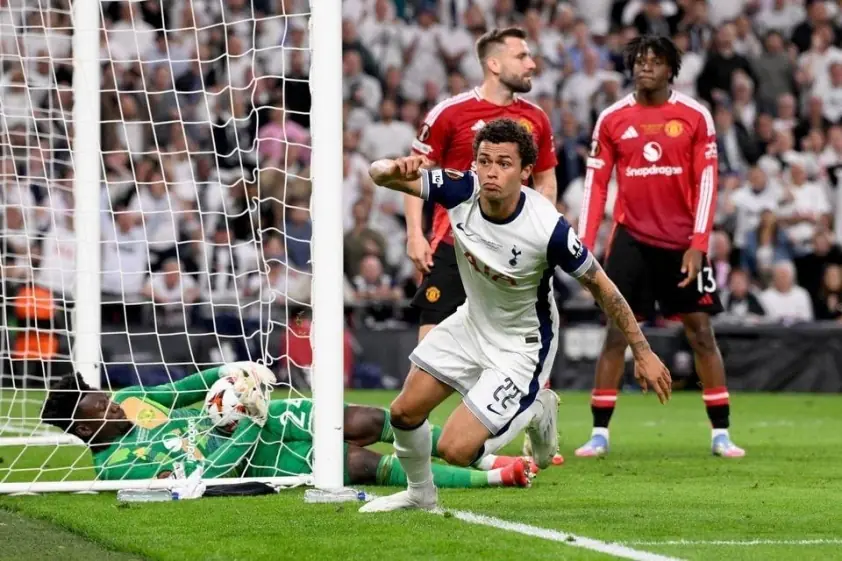 Tottenham quyết định bán ‘người hùng’ từng làm Man United phẫn nộ