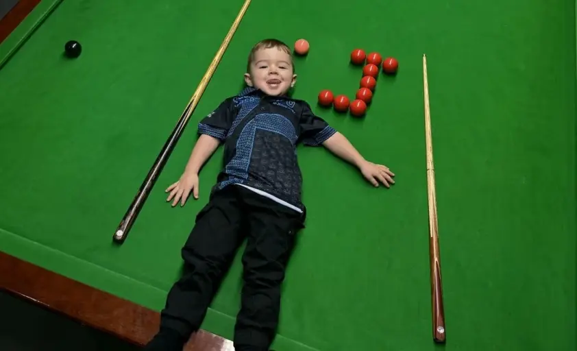 2 tuổi, bé fan MU thiết lập 2 kỷ lục Guinness ấn tượng