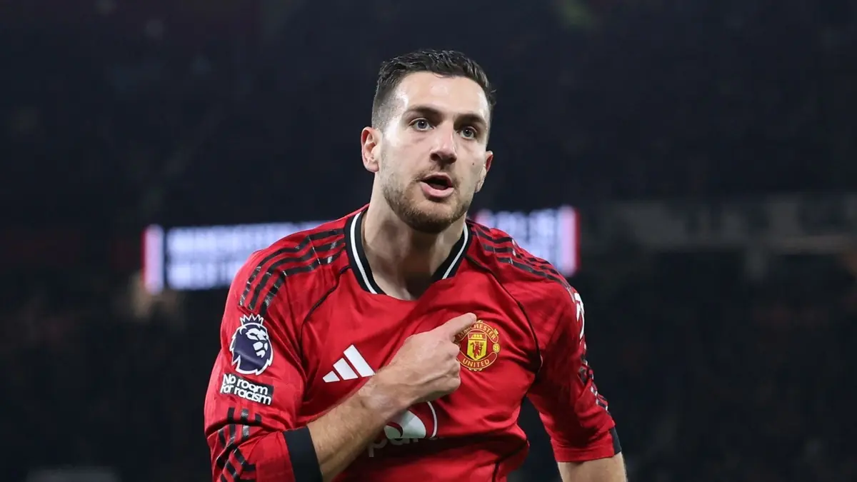 “Real thủng lưới liên tiếp, Perez tính đưa ‘máy chạy’ MU về cứu hàng thủ”