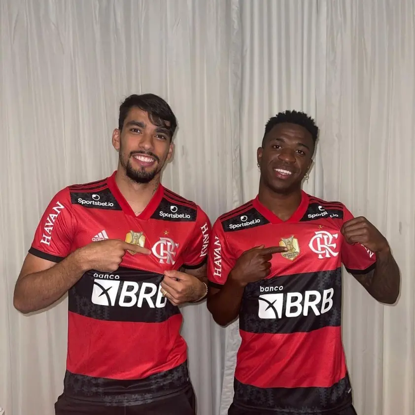 Vinicius Jr công bố thỏa thuận chuyển nhượng ngay trên sóng truyền hình