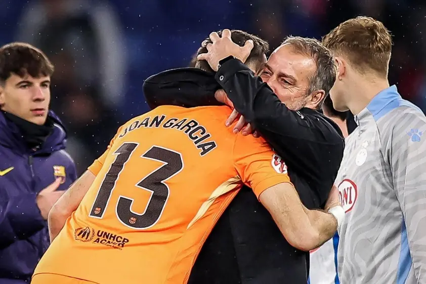 Olmo khen đồng đội ‘như siêu nhân’ giúp Barca thắng derby Catalunya