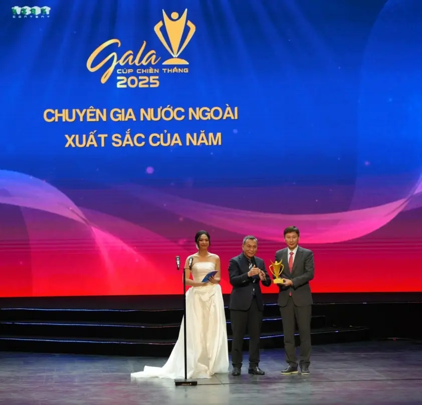 HLV Kim Sang Sik chia sẻ với ông Park Hang Seo sau khi nhận giải thưởng tại Việt Nam