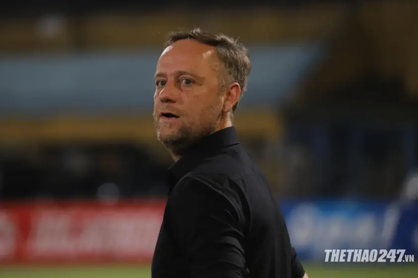 HLV Polking vừa được khen thưởng đã bị cấm chỉ đạo trận CAHN vs Ninh Bình