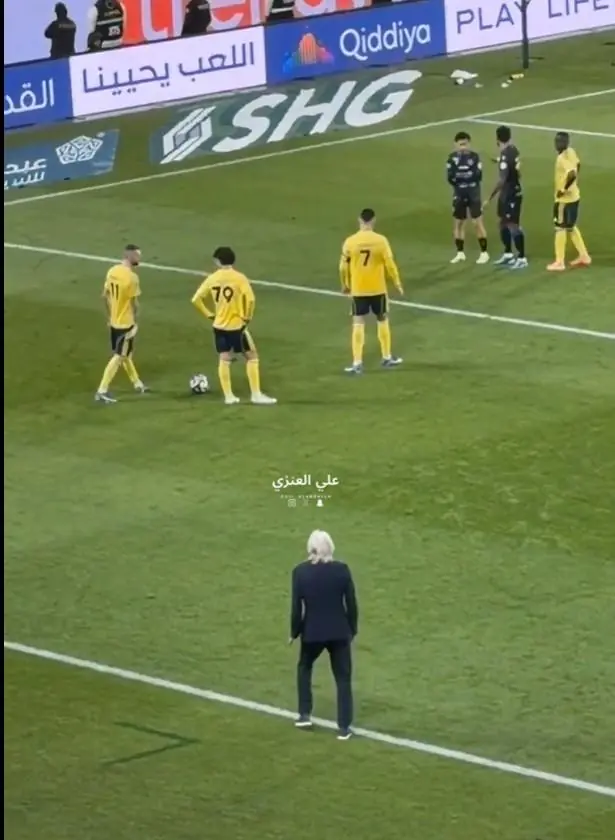 Ronaldo gặp xui: Xà ngang, trọng tài và HLV đều quay lưng!