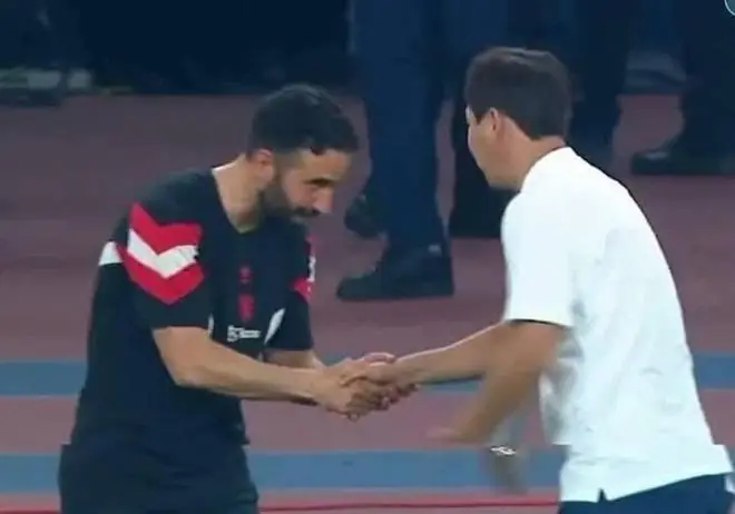 “Nhìn Amorim sa thải, càng thêm cảm phục HLV Kim Sang Sik”