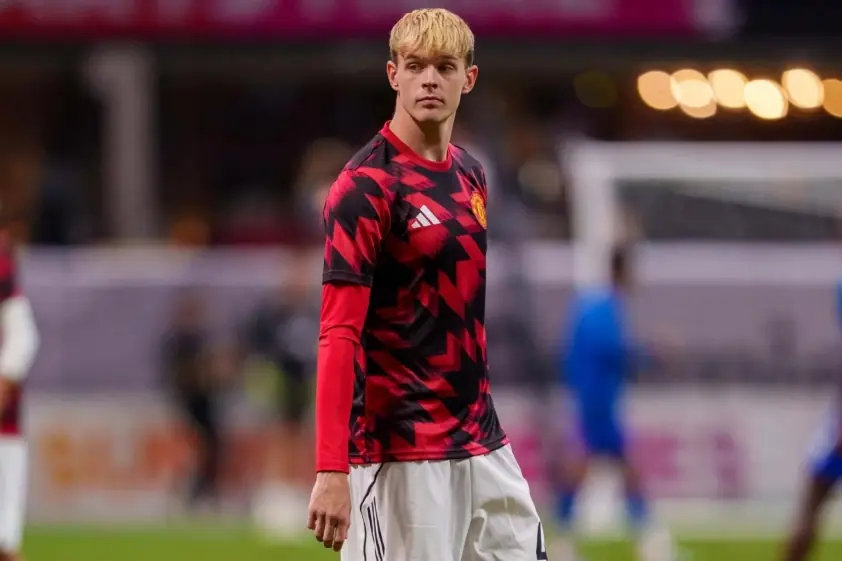 Carrick đến MU, ngay lập tức chia tay hai ngôi sao