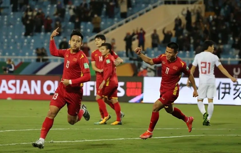 “Hậu vệ phải số 1 trở lại: ĐT Việt Nam chuẩn bị cho Malaysia”