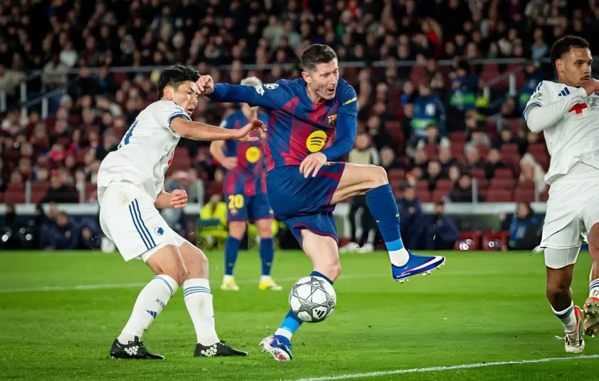 Lewandowski chính thức sánh vai với Messi tại Champions League
