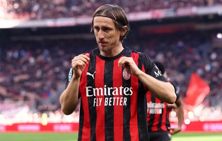 Modric dẫn dắt AC Milan giành chiến thắng tối thiểu, chiếm ngôi đầu Serie A