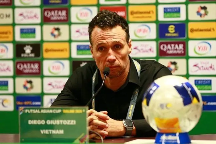 HLV ĐT Việt Nam phàn nàn về mặt sân sau thắng lợi 2-0 tại Indonesia