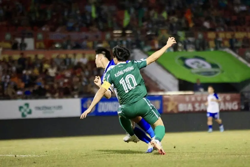 ĐT Việt Nam liên tục gặp khó, HLV Kim Sang Sik đau đầu ứng phó