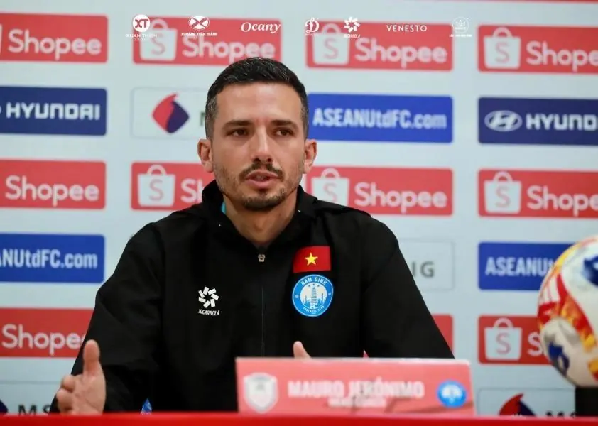 HLV châu Âu chia sẻ chân thành sau pha đá phạt đền hỏng của Xuân Sơn