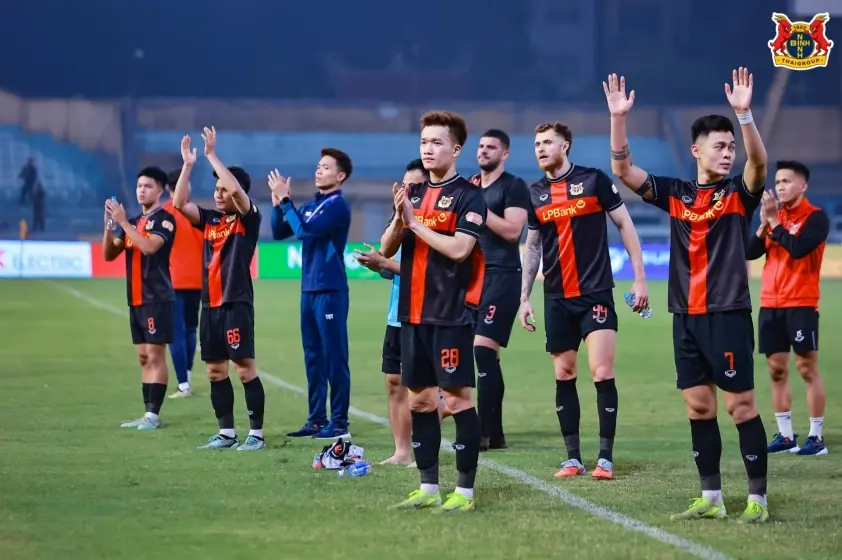 “Không thi đấu, Đình Bắc và CAHN vô địch lượt đi V-League”