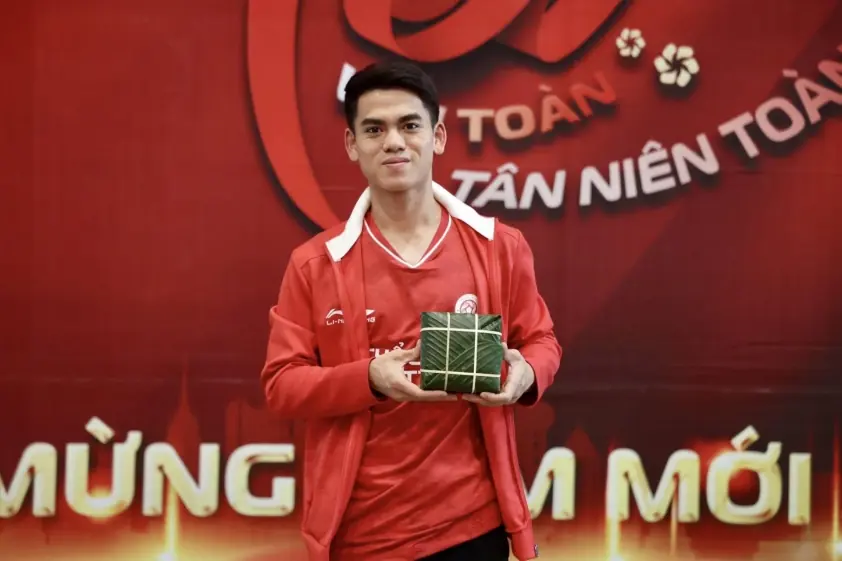 Đội trưởng U23 Việt Nam khéo léo gói bánh chưng ngày Tết