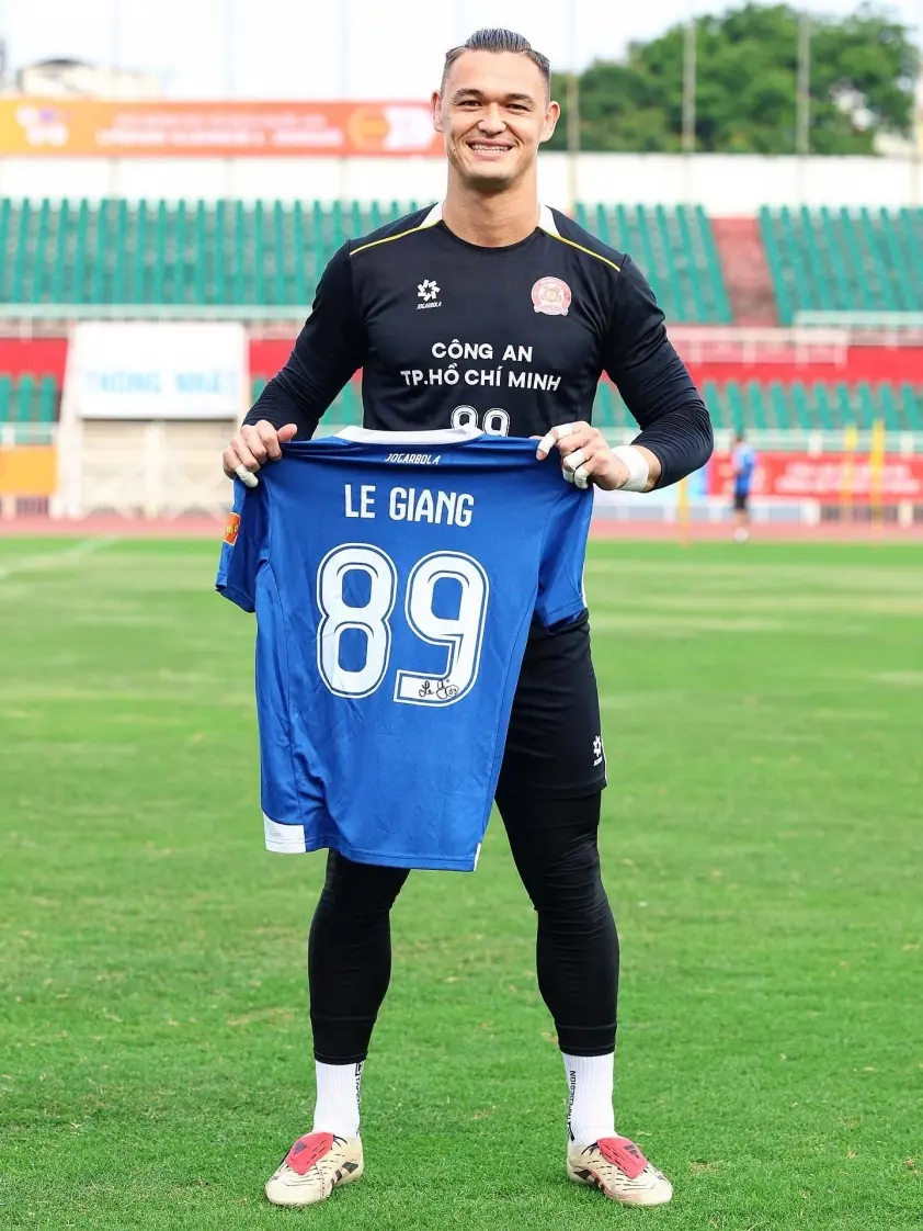 Patrik Lê Giang vừa nhận quốc tịch Việt Nam, hành động gây xúc động.